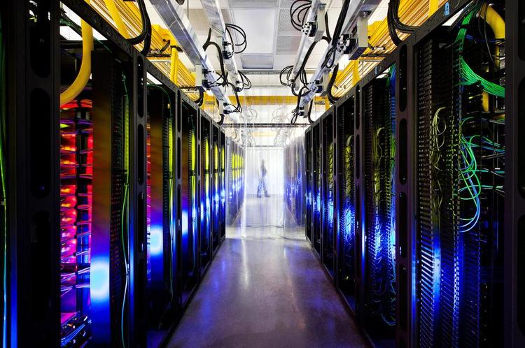 Guldgrube. Googles data-centre, som dette i Iowa i USA, er de rene guldminer. Vores informationer er meget værd. Og vi får for lidt til gengæld, siger Bruce Schneier. 