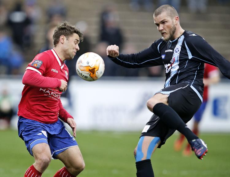 Returkamp. FC Vestsjællands Oliver Lund (tv) og Sønderjyskes Niels Lodberg mødes igen i dag. FCV fører 2-0 efter det første opgør. 