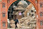 Ruiner. Ødelæggelserne efter jordskælvet i Nepal er omfattende og har kostet over 5.000 mennesker livet. Her passerer en grædende mand en af de mange sammenstyrtede bygninger i Bhaktapur uden for hovedstaden Kathmandu. 