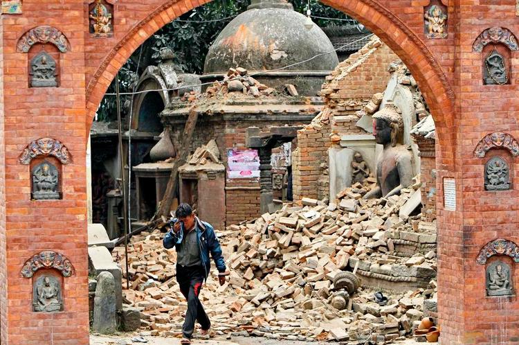Ruiner. Ødelæggelserne efter jordskælvet i Nepal er omfattende og har kostet over 5.000 mennesker livet. Her passerer en grædende mand en af de mange sammenstyrtede bygninger i Bhaktapur uden for hovedstaden Kathmandu. 