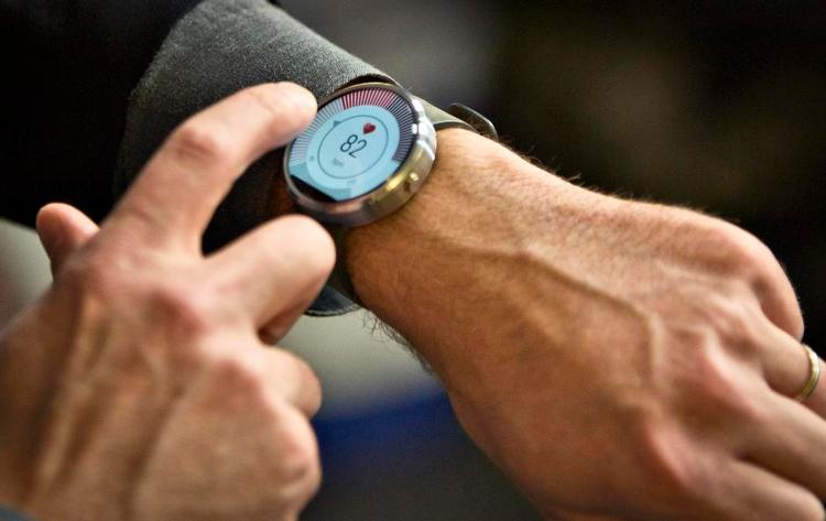 smart. Motorolas Moto 360 ligner et ur, og den type smarture er for tiden det største hit hos brugerne. 