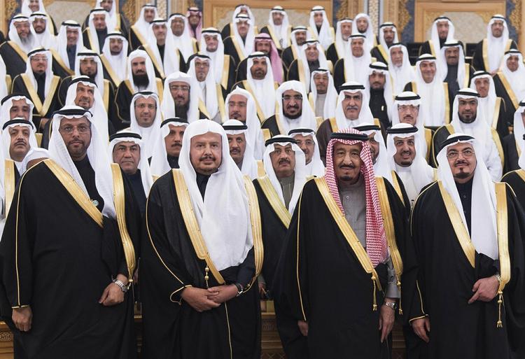 Kontant. Kong Salman (nr. 2 fra venstre på forreste række, red.) har rystet godt og grundigt op i den saudiske kongefamilies indre magtbalance. 