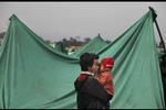 Lejrliv. Nepalesere sover fortsat i telte udenfor, da mange huse er styrtet sammen. Desuden tør mange ikke opholde sig indenfor om natten af frygt for efterskælv. 