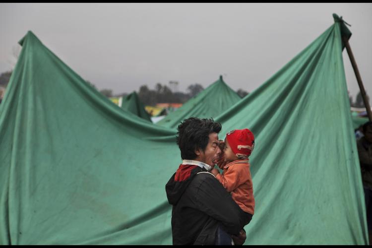 Lejrliv. Nepalesere sover fortsat i telte udenfor, da mange huse er styrtet sammen. Desuden tør mange ikke opholde sig indenfor om natten af frygt for efterskælv. 