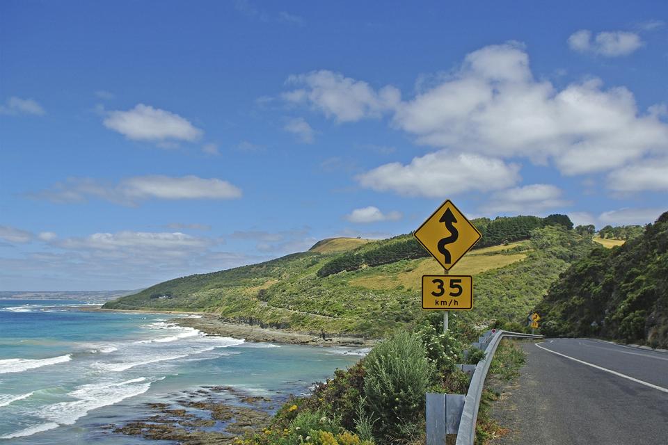 AUSTRALIEN. Great Ocean Road ligger på Australiens sydøstlige kyst og er 243 kilometer lang. Den fører forbi surfervenlige strande samt helt usædvanlige syn som '12 Apostles', en række fritstående klipper ude i vandet, der har facon som skulpturer. 