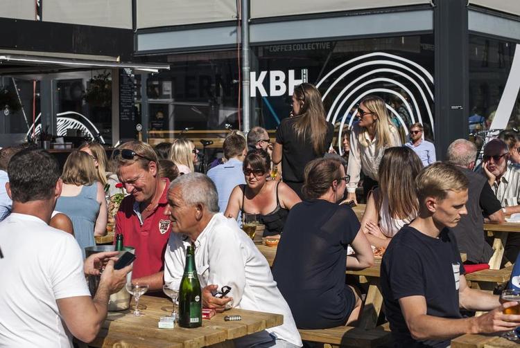 Torvehallerne. På Israels plads er der gode råvarer og fin fyraftensstemning, og på den modsatte side af Frederiksborggade er der skabt liv med boldbaner, forsænkede arealer og nicher med træer og bænke. Foto: Monika Dinek 