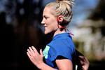 løb. Trænings- og kostekspert Michelle Kristensen har testet høretelefoner til sport. 