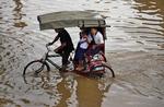 Indien. I september sidste år var det igen Indiens tur til at blive ramt af oversvømmelser. Her i det østlige Gauhati. Mange mennesker dør hvert år under oversvømmelser og jordskred i landet. 