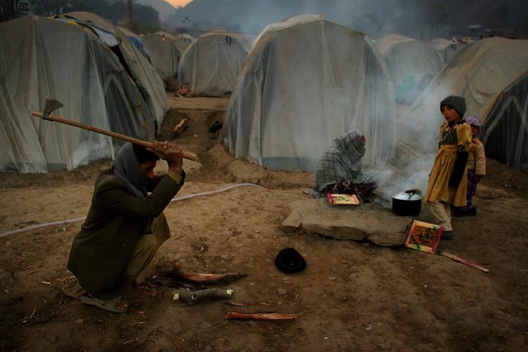 Pakistan. Jordskælvet i 2005 ødelagde flere millioner menneskers hjem og udløste dermed en humanitær krise. Pludselig var mere end fire millioner mennesker afhængige af nødhjælp. 