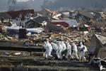 Japan. Redningsarbejdere leder efter overlevende i den nordøstlige del af Japan, hvor en tsunami i 2011 ramte Fukushima-kraftværket. 