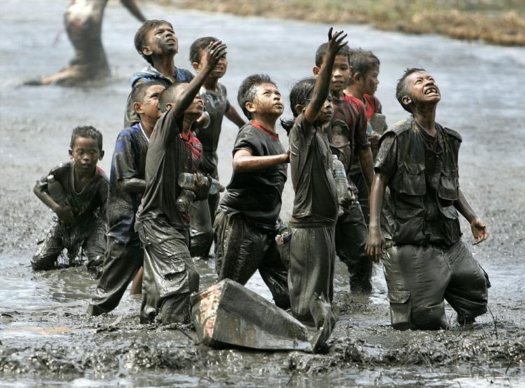 Indonesien. Tsunamien ramte den 26. december 2004 og jævnede hele byer med jorden. Her råber en gruppe drenge på en nødhjælpshelikopter i den nordlige del af Indonesien. 