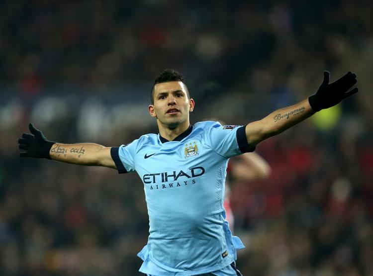 FREMGANG. Manchester City med Premier League-topscorer Sergio Agüero har fået lidt bedre tal på bundlinjen, men der er stadig et stort underskud. 