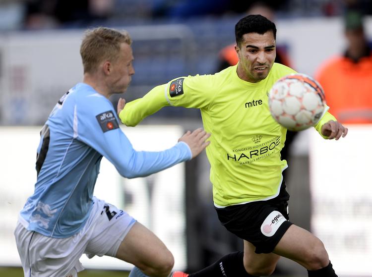 VIDERE. FCV's Osama Akharraz på vej forbi SønderjyskEs Morten Beck, og det blev også gæsterne, der nåede årets pokalfinale. 