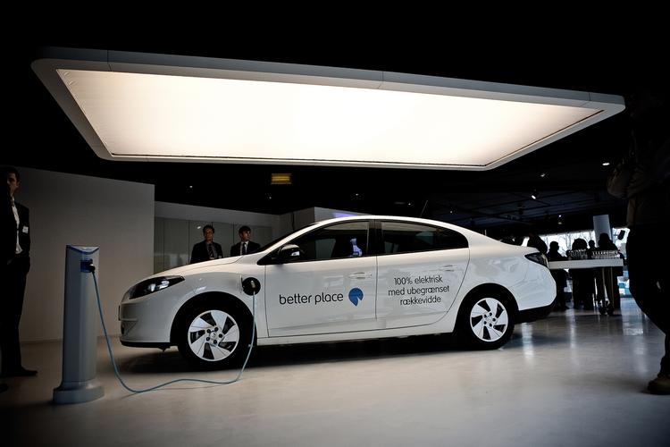 Elektrisk. Elbilselskabet Better Place ville revolutionere udviklingen af elbiler i Danmark med et netværk af lade og batteriskiftestationer, men firmaet blev en fiasko. 