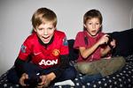gejst. Sylvester Ilsøe på 12 år og hans lillebror, Pelle på 8, bruger en rum tid ved skærmen med Fifa15. Og det skal hans forældre ikke nødvendigvis bekymre sig over - for især drenge får gode sociale relationer ved at spille. 