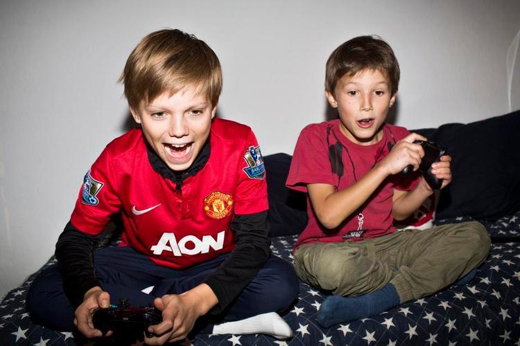 gejst. Sylvester Ilsøe på 12 år og hans lillebror, Pelle på 8, bruger en rum tid ved skærmen med Fifa15. Og det skal hans forældre ikke nødvendigvis bekymre sig over - for især drenge får gode sociale relationer ved at spille. 