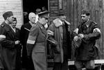 Hjælpen. Grev Folke Bernadotte, der var vicepræsident for Svensk Røde Kors stodi spidsen for de skandinaviske redningsaktioner af kz-fanger i foråret 45. Allerede i løbet af 1944 kom arbejdet med Røde Kors-pakker til de danske internerede op i gear. Foto fra bogen: Polfoto 