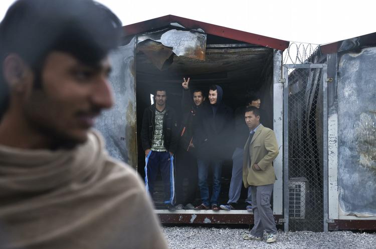 TILSTRØMNING. Migranter i et asylcenter i Grækenland. Ifølge grænseagenturet Frontex søger mange videre ind mod lande med attraktive velfærdsydelser, når de ankommer til EU's ydre grænser. 