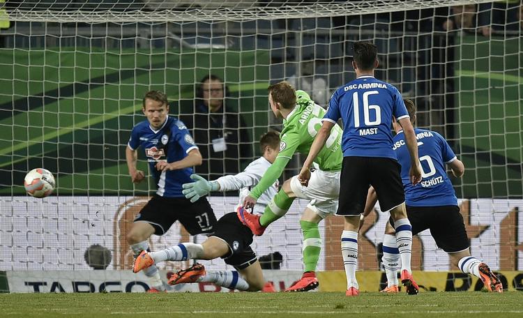 Mål. Wolfburgs Maximilian Arnold scorer mod Arminia Bielefeld. 