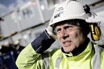 Påbud. Steen Jensen og hans kolleger skal fra på mandag både bære hjelm og sikkerhedsbriller på byggepladsen, ellers kan det koste jobbet. 