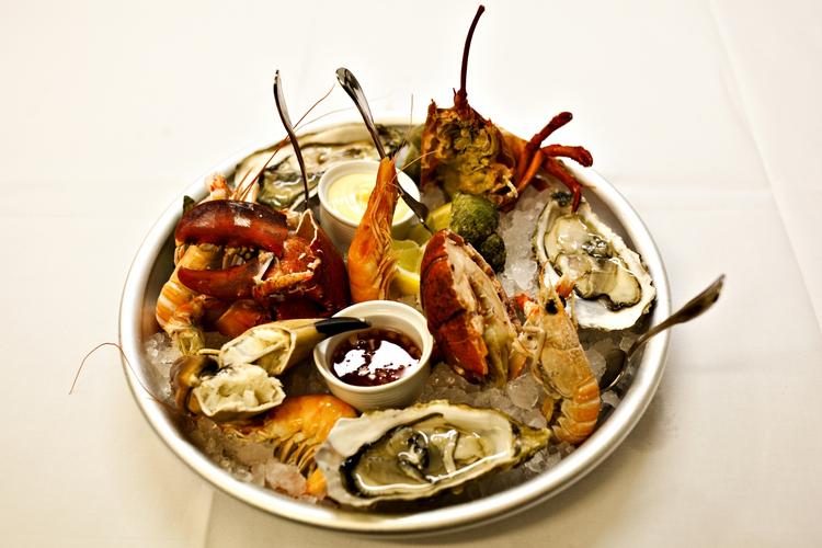 Sommerspise. På Fishmarket kan du bestille den helt store Plateau Fruit de Mer med både hummer, østers, krabbeklør, jomfruhummer og rejer. 