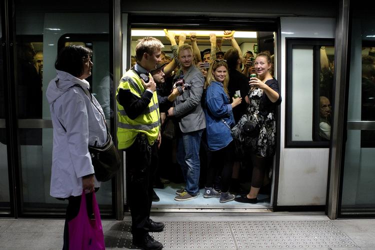 Metro. Afgangene er pakkede når Strøm fylder metroen med dj's. 
