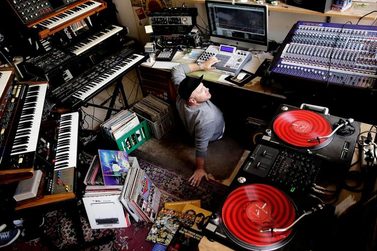 Yndlingsgadget. Tue Track foran sin sampler, der både kan fungere som trommesæt, guitar, synthesizer eller bas. 