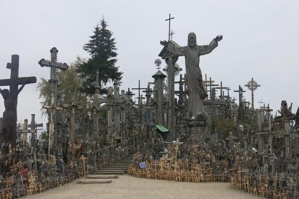 De største figurer strækker sig højt opad. 