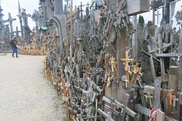 Kig nærmere. Men besøg stedet med respekt. 