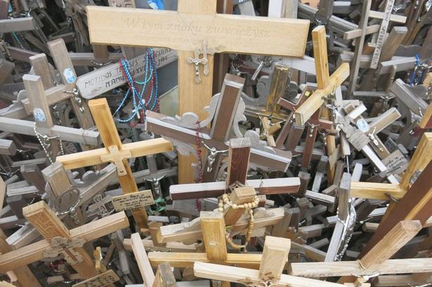 Højen trækker besøgende fra mange lande. 