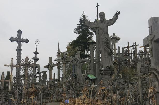 De største figurer rager højt op. 