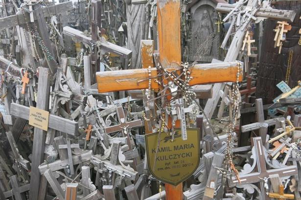 Mange kors er styrtet omkuld. 