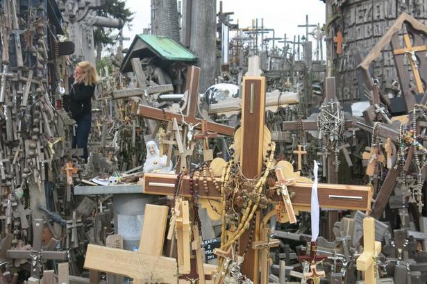 Store og små kors blander sig med hinanden. 