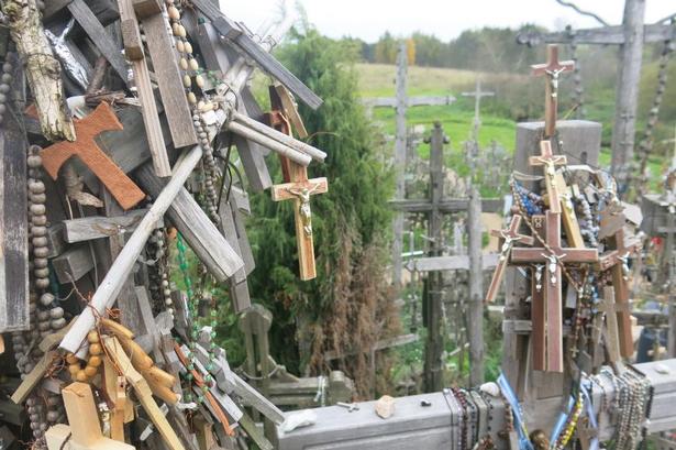 Der er ingen synderlig orden i ophængningen i korsene. 