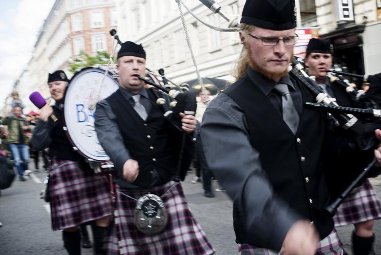 PIBEMUSIK. Sækkepiber er ude i kulden i London. Billedet er fra Distortion-festivalen i København, hvor lyden åbenbart ikke var til gene. 