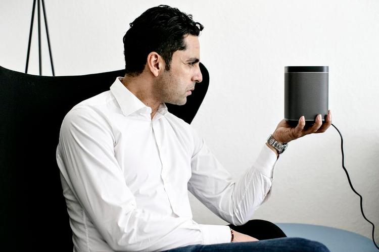 Begejstret. Socialminister Manu Sareen er helt vildt glad for sine trådløse højtalere, som han mener har været med til at udvide hans musikhorisont. 