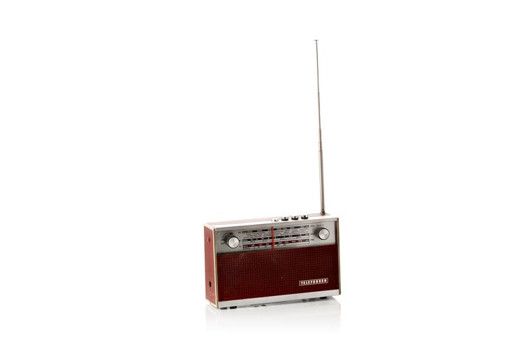 sluk. FM-radioen, som vi har kendt den siden 1960'erne, får vi lov at beholde et godt stykke tid endnu. 