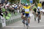Triumf. Den gule trøje viste sig flot frem på dagens etape. 