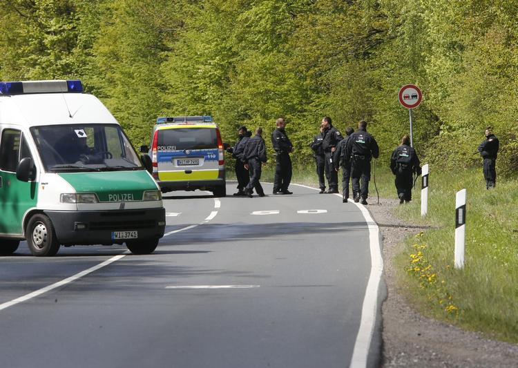 Terror. Det tyske politi patruljerer hyppigt i og omkring byen Oberursel. 