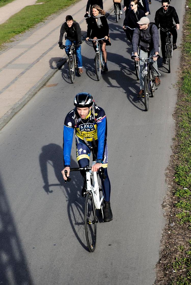 STIFINDERE. Ifølge det nye cykelregnskab var 66 procent af de cyklende københavnere for fem år siden tilfredse med mængden af cykelstier. Nu er det 80 procent. Men selv om der skal bygges flere og bredere stier, er det ikke længere nok til at øge cyklismen. Bedre forhold på stationerne til cykelfolket kan være den ny vej frem. Som i Holland ... og Malmø. Arkivfoto: Peter Hove Olesen 
