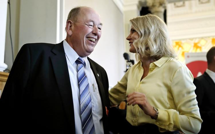 Opbakning. Hvis man ønsker ændrede dagpengeregler, skal man stemme på rød blok, lyder opfordringen fra Haral Børsting efter Helle Thornings udmelding på dagpengeområdet. Her ses de begge til statsministerens 10 års jubilæum som formand for Socialdemokraterne. 