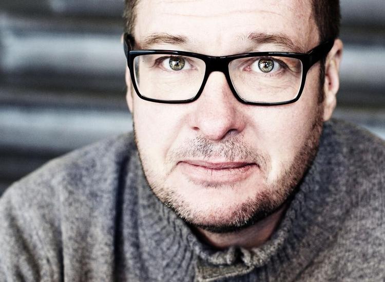 Smertepunkter. Kristian Lundberg har en tung bagage: fattig og omflakkende barndom, fraværende far, sindssyg mor, kriminel ungdom med stoffer og alkohol og erfaringer som trækkerdreng. 