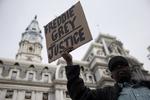 Politibrutalitet. Protesterne spredes til flere byer i USA, efter en rapport har vist, at Freddy Gray skulle være omkommet i forbindelse med en tur i politibus, hvor han skulle have været fastspændt, men ikke var det. Her en demonstrant i Philadelphia, som kræver retfærdighed. 