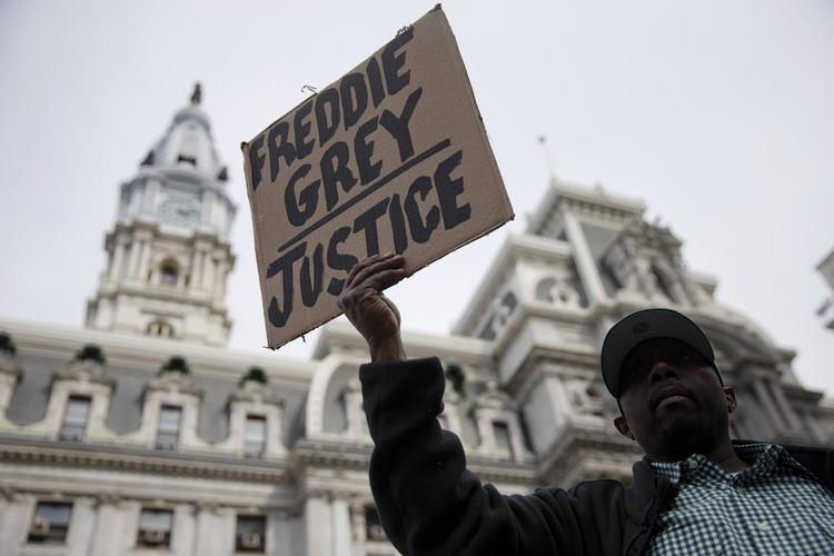 Politibrutalitet. Protesterne spredes til flere byer i USA, efter en rapport har vist, at Freddy Gray skulle være omkommet i forbindelse med en tur i politibus, hvor han skulle have været fastspændt, men ikke var det. Her en demonstrant i Philadelphia, som kræver retfærdighed. 