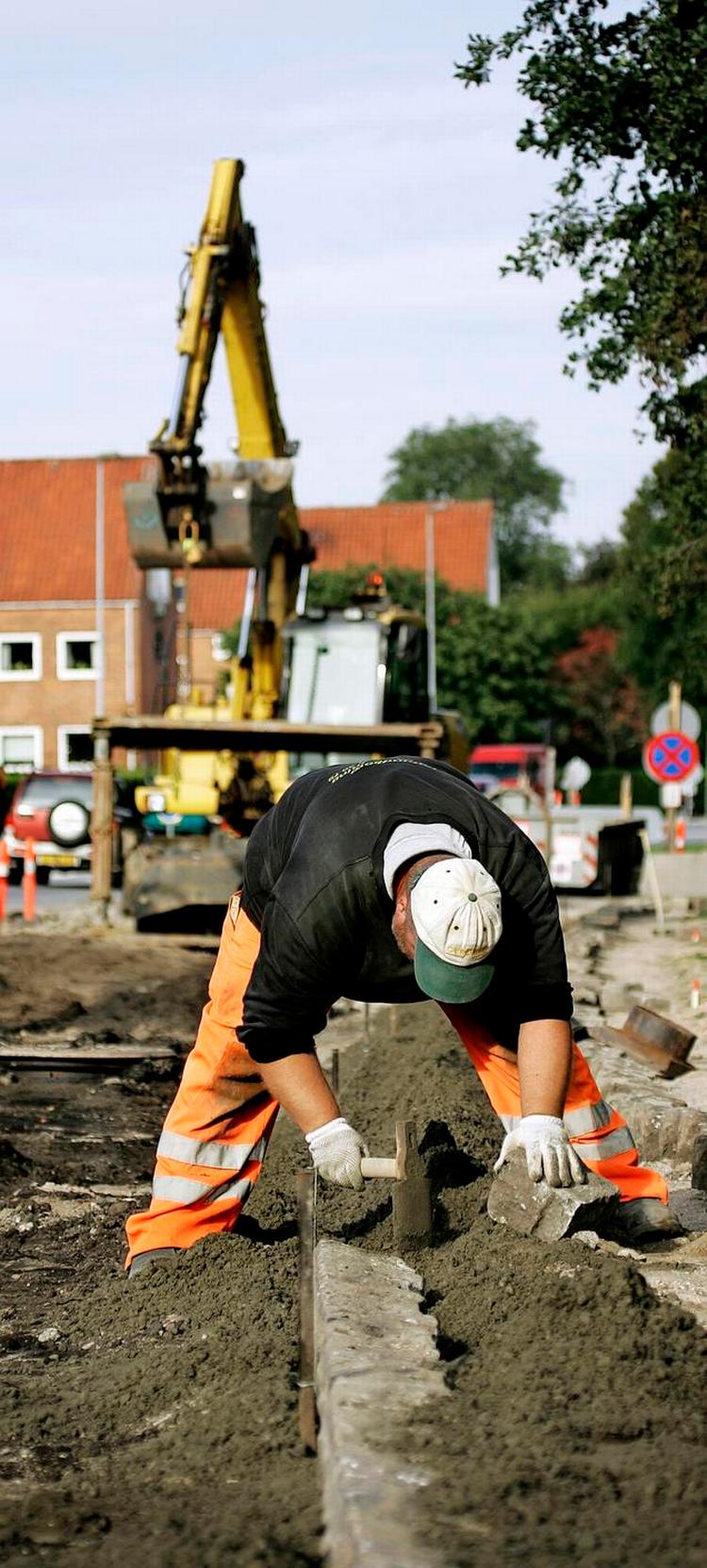 Nedslidning. Herhjemme konkurrerer Morten Østergaard og de radikale om, hvem der kan forslå at hæve pensions alderen mest. De har ikke fattet, at de mennesker, der har kortest uddannelse og lavest løn, og som lever kortest tid, arbejder langt mere end akademikerne. Derfor må vi finde en ny model for tilbagetrækning fra arbejdsmarkedet, mener Peter Hummelgaard. Arkivfoto: Finn Frandsen. 