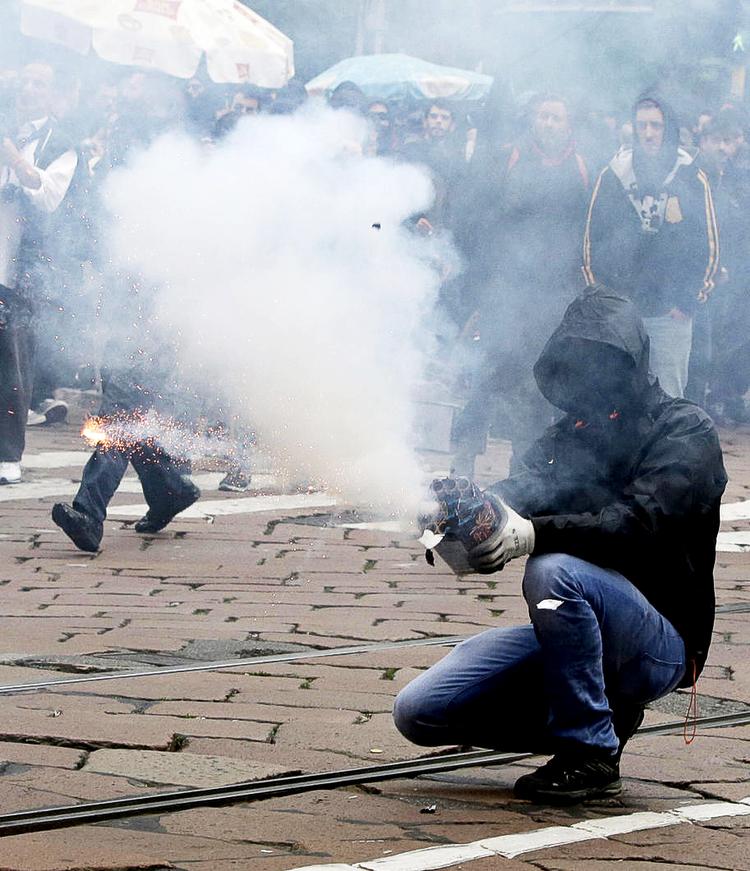 Skudlinjen. Mange italienere er på gaden for at protestere mod den omdiskuterede verdensudstilling. 