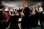 Afgang. En række dårlige sager tvang i begyndelsen af 2010 Søren Gade til at forlade posten som forsvarsminister. Her overlader han dengang posten til Gitte Lillelund Bech. 