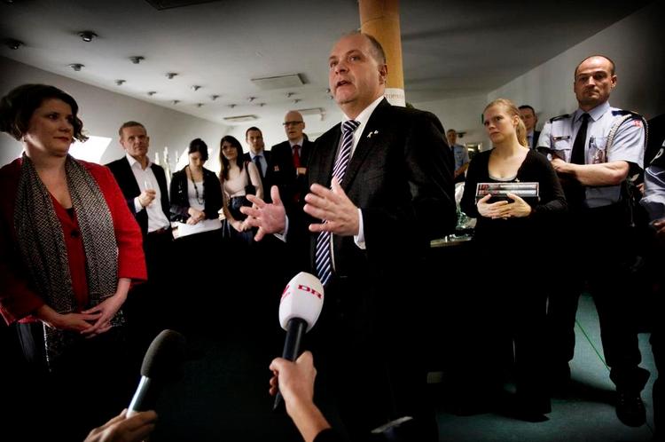 Afgang. En række dårlige sager tvang i begyndelsen af 2010 Søren Gade til at forlade posten som forsvarsminister. Her overlader han dengang posten til Gitte Lillelund Bech. 