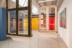 Vinduer. Man bliver med snedigt lys, store installationer og gennem masser af små bestanddele ført ind i vinduets verden, som man måske ikke vidste var forunderlig, før man besøgte museet, men som det er svært at lade være med at mene bagefter.