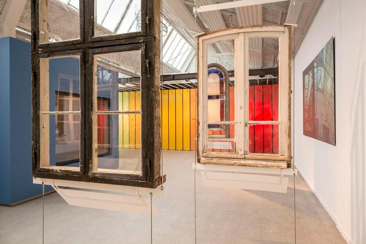Vinduer. Man bliver med snedigt lys, store installationer og gennem masser af små bestanddele ført ind i vinduets verden, som man måske ikke vidste var forunderlig, før man besøgte museet, men som det er svært at lade være med at mene bagefter.